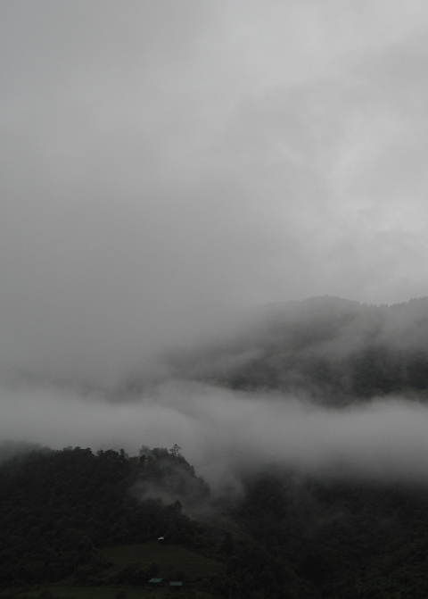 Bên kia đỉnh núi