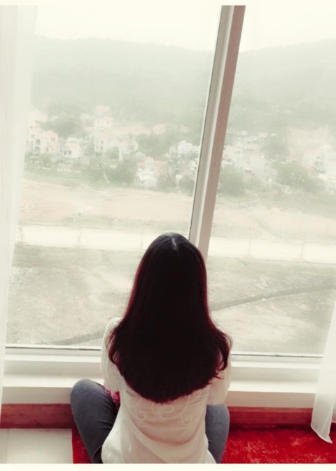 Phía sau một cô gái.