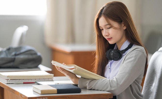 Đ&aacute;nh thức niềm say m&ecirc; trong từng trang s&aacute;ch gi&aacute;o khoa